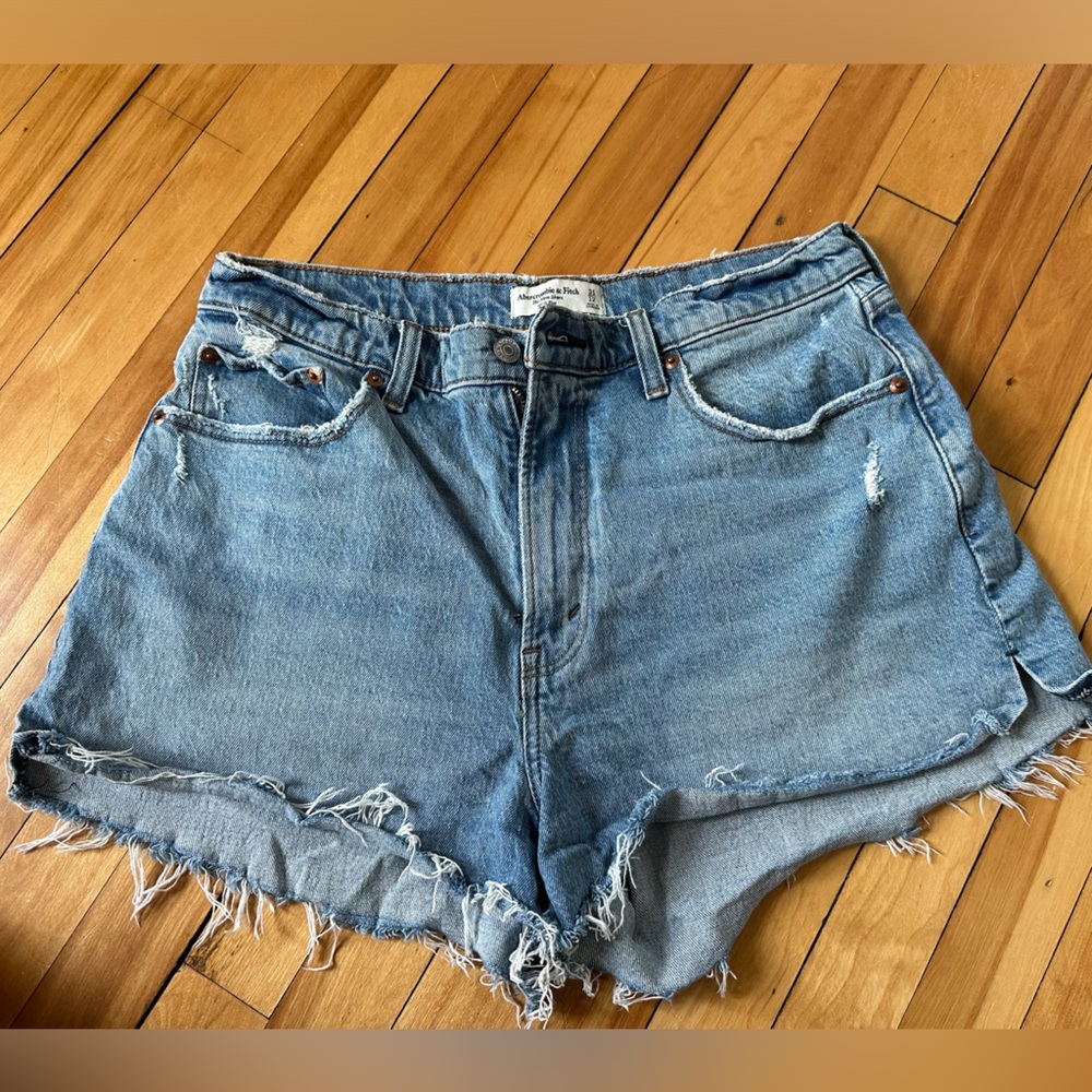 Abercrombie curve mom short high rise size 31